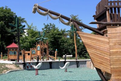 Am Piratenschiff in Zwickau steht jetzt auch eine Spielstadt - Die Spielstadt "Castello" lädt kleine Besucher ein. 
