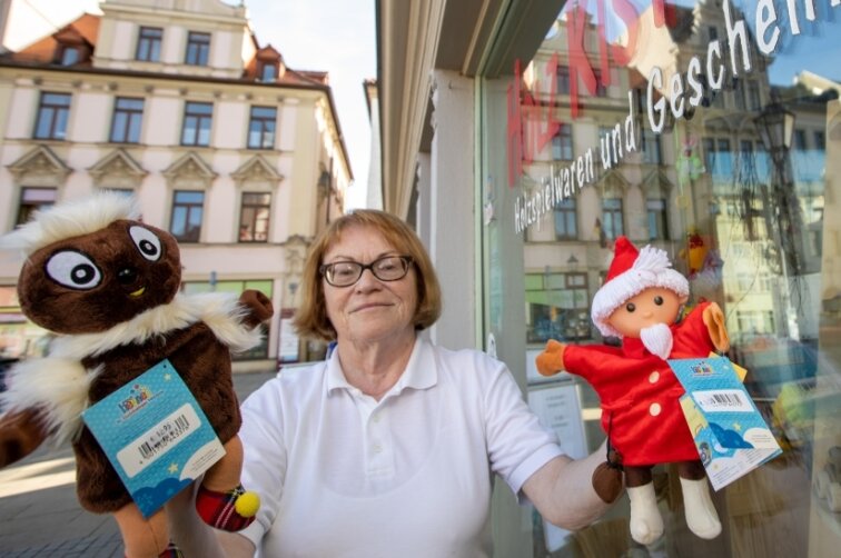 Am Plauener Altmarkt dreht sich das Laden-Karussell - Heidemarie Nagel zieht mit ihrem Spielwarenangebot lediglich ins Nachbargeschäft. Ihr Textilsortiment will sie jetzt noch verkaufen.