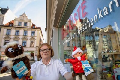 Am Plauener Altmarkt dreht sich das Laden-Karussell - Heidemarie Nagel zieht mit ihrem Spielwarenangebot lediglich ins Nachbargeschäft. Ihr Textilsortiment will sie jetzt noch verkaufen.