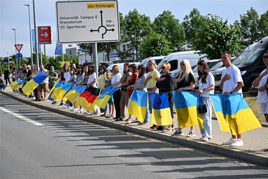 Am Rande des Baerbock-Besuchs: Menschenkette und Gegenproteste in Chemnitz - An der Menschenkette der Solidarität mit der Ukraine an der Fraunhoferstraße haben am Freitagabend rund 200 Menschen teilgenommen.