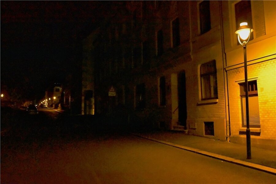 Am Reichenbacher Neuberinhaus ist es arg dunkel - Wie Sie sehen, sehen Sie nichts. Nach der ersten Laterne auf der Weinholdstraße kurz nach dem Abzweig von der Bahnhofstraße steht die nächste erst nach dem Neuberinhaus. Dazwischen herrscht Dunkelheit. 