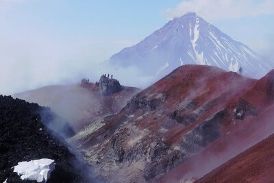 Am schönsten Ende der Welt - Schwefeldampf und Farbenpracht auf dem Gipfel des aktiven Vulkans Awatschinski, im Hintergrund grüßt der Schichtvulkan Korjakski.