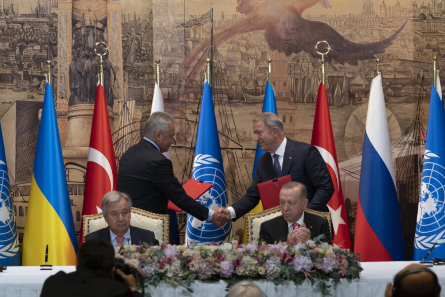 Am seidenen Faden - Antonio Guterres (vorn l), UN-Generalsekretär, und Recep Tayyip Erdogan (r), Präsident der Türkei, sitzen während einer Unterzeichnungszeremonie im Dolmabahce-Palast, während sich im Hintergrund Russlands Verteidgungsminister Sergej Schoigu (l) und der türkische Verteidigungsminister Hulusi Akar die Hände reichen.
