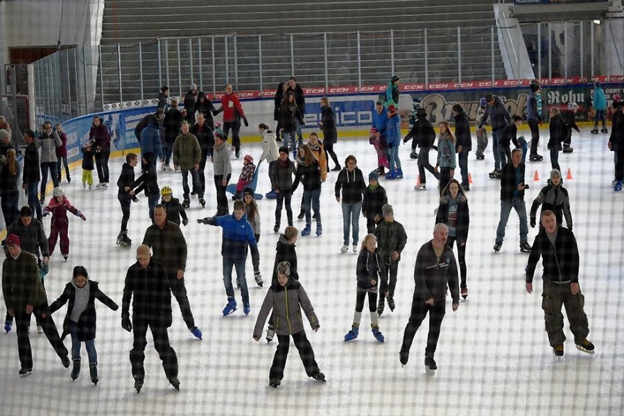 Auch öffentliches Eislaufen in der Eissporthalle gibt es zum Winterfest. 