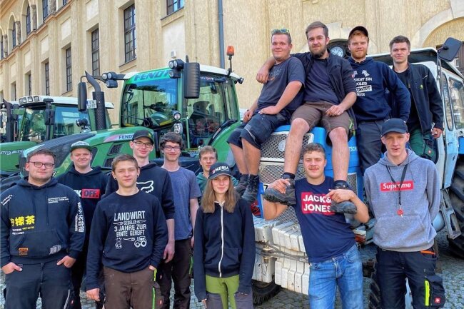 Am Traktor friemeln, Uri trinken und City hören: Wie Reichenbacher Lehrlinge ihr Ost-Gefühl leben - Wir lieben das Ost-Feeling. Die LW 20/2 am letzten Schultag am DDR-Traktor ZT 300; unten von links: Max Franke, Lukas Schäfer, Leon Koblitz, Sven Hackenschmidt, Alexander Stark, Dominik Fischer, Sara Voigt, Marius Schmiedel und Sandro Winkler; oben von links: ZT-Fahrer Vincent Röhr, Kevin Schenk, Eric Niedermeier und Emil Kloß.
