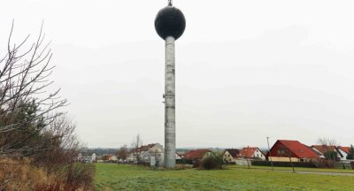Am Wasserturm entstehen Eigenheime - Auf dieser freien Fläche an der Ringstraße nahe dem Wasserturm ist die Mini-Siedlung vorgesehen. 