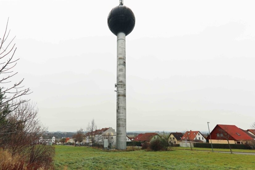 Am Wasserturm entstehen Eigenheime - Auf dieser freien Fläche an der Ringstraße nahe dem Wasserturm ist die Mini-Siedlung vorgesehen. 