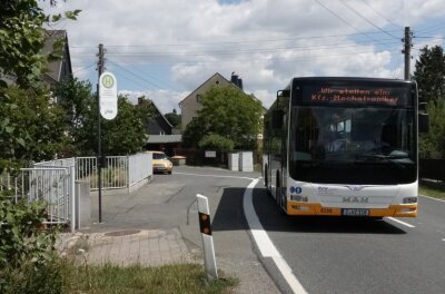 Am Wochenende machen Busse um Schönfels einen Bogen - Will man in den Lichtentanner Ortsteil Schönfels mit öffentlichen Verkehrsmitteln wie der Buslinie 181 fahren, beispielsweise um die Burg zu besuchen, dann ist das derzeit nur wochentags möglich. 