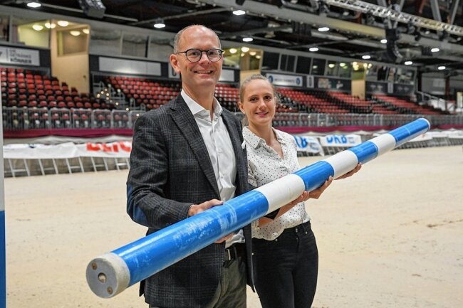 Amateur und Profi werben für großes Pferdesport-Spektakel - Amateurreiter Malte Laub und Weltspitze-Voltigier-Reiterin Julia Wagner testen schon mal die Hindernisse in der Messe. Von Freitag bis Sonntag steigt dort mit dem Großen Preis von Sachsen der Hallenpferdesport-Event in Chemnitz. 