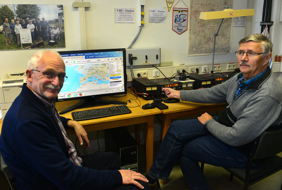 Amateurfunker hören ISS-Kommandanten - Tasillo Römsich (l..) undHorst Möbius hören Astronaut Alexander Gerst auf der ISS zu, die Station der Amateurfunker in der Hochschule Mittweida.