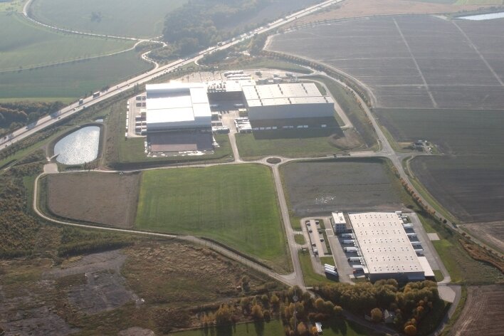 Amazon erhält Baugenehmigung für Logistikzentrum in Berbersdorf - So sah das Gewerbegebiet Berbersdorf 2017 aus der Luft aus. Rechts von der geschwungenen Straße auf dem unbebauten Gelände soll das neue Logistikzentrum des US-Konzerns entstehen.