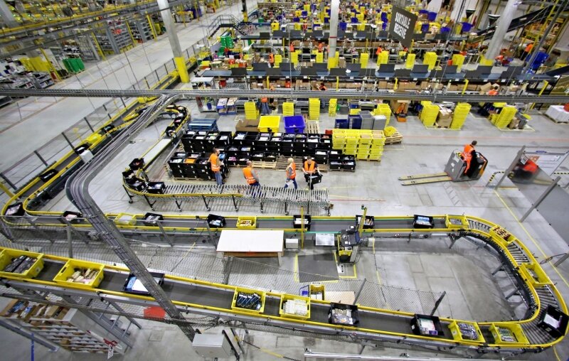 Amazon: Harte Arbeit für die Kunden - Enormer Zeitdruck und Rundumkontrolle: Im Leipziger Amazon-Logistikzentrum geht es vor Weihnachten richtig zur Sache.