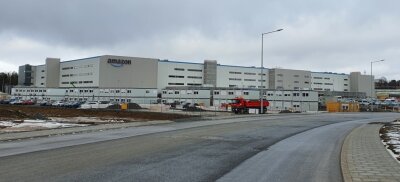 Amazon in Hof wirbt um Arbeitskräfte: Wirtschaft im Vogtland alarmiert - Kurz vor der Fertigstellung: das Amazon-Logistikzentrum in Gattendorf vor den Toren von Plauens Partnerstadt Hof. 