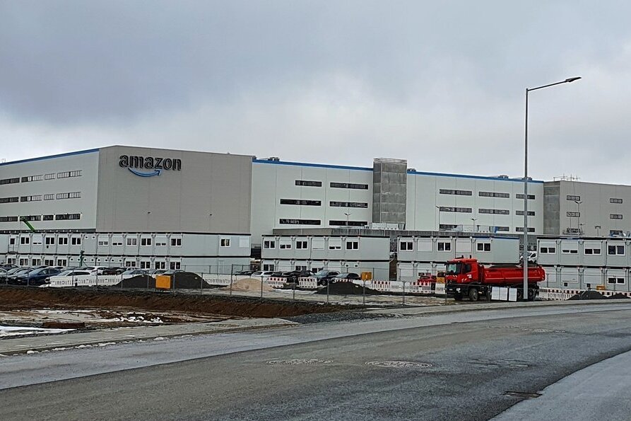 Amazon in Oberfranken wirbt um Arbeitskräfte: Wirtschaft im Vogtland alarmiert - Kurz vor der Fertigstellung: das Amazon-Logistikzentrum in Gattendorf vor den Toren von Plauens Partnerstadt Hof. 