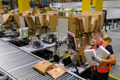 Amazon stellt Werksverkehr von Plauen nach Hof zum Teil ein - Im Amazon-Versandzentrum in Hof arbeiten fast 2000 Menschen. Etwa 400 pendeln aus dem Vogtland hin.