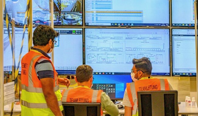 Amazon streicht Stellen: Trifft das auch das Logistikzentrum Hof? - Müssen Beschäftigte in Hof gehen? Dieses Foto entstand am Tag der Eröffnung des Amazon-Versandzentrums in Hof.