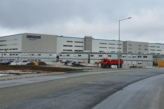 Kurz vor der Fertigstellung: das Amazon-Logistikzentrum in Gattendorf vor den Toren von Plauens Partnerstadt Hof. 