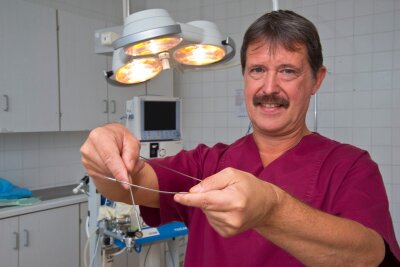 Ambulant Operieren  Teil 1: Diagnose Krampfadern - Dr. Schwalbe mit einer Edelstahlsonde fürs Venenstripping.