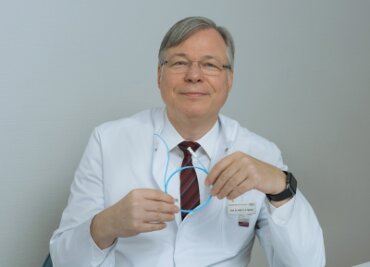 Professor Stefan Spitzer mit einem mit Herzkatheter. 