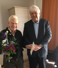 Ambulatorium-Chef feiert 90. - Gratulation zum 90. vom OB (r.). 