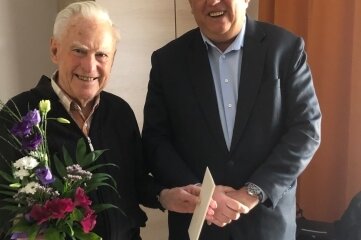 Ambulatorium-Chef feiert 90. - Gratulation zum 90. vom OB (r.). 