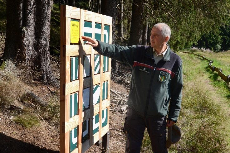 Spielelemente entlang der Ameisenstraße dienen der Wissensvermittlung. Forstbezirksleiter Stephan Schusser wollte das Waldpädagogik-Projekt vor seinem Ausscheiden noch zum Abschluss bringen.