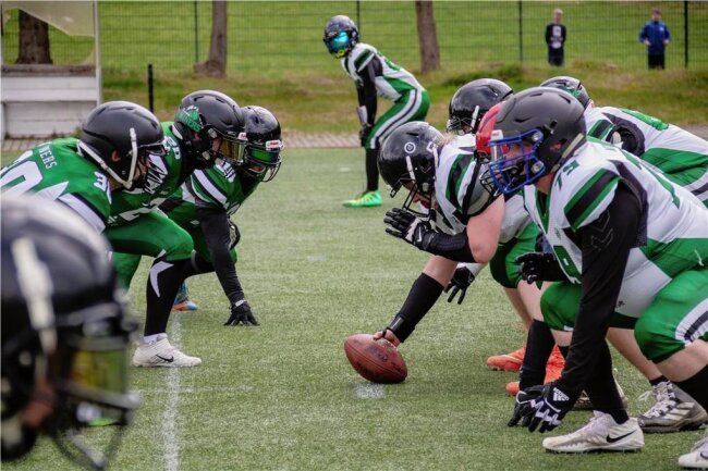 American Football: Erzgebirger peilen Aufstieg an - "Down, Set, Hut!" - Am Sonntag, 15 Uhr, wollen die Erzgebirger im Auftaktspiel gegen die Husaren Großenhain gleich einen Sieg einfahren. Dabei hoffen sie auf zahlreiche Unterstützung der Fans. 