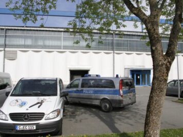 Ammoniak-Alarm: Eislaufhalle in Chemnitz evakuiert - Feuerwehr, Polizei und Rettungsdienst sicherten am Mittwoch die Eishalle in Chemnitz.