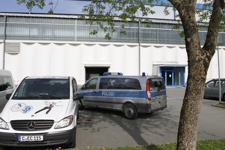 Ammoniak-Alarm: Eislaufhalle in Chemnitz evakuiert - Feuerwehr, Polizei und Rettungsdienst sicherten am Mittwoch die Eishalle in Chemnitz.