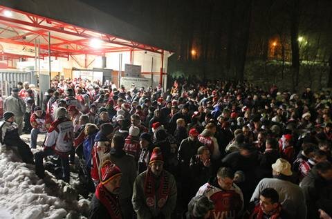 Ammoniak-Alarm in Crimmitschau - Eisstadion evakuiert - 1500 Fans mussten am Donnerstag vorzeitig den Sahnpark verlassen