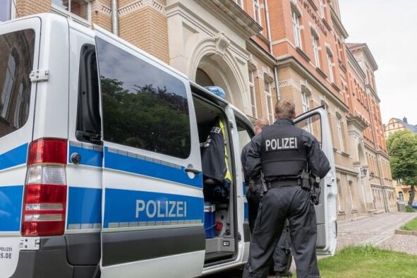 Amokdrohung: Polizei ist am Montag in Auerbach vor Ort - Wegen der Bedrohungslage am Auerbacher Gymnasium war die Polizei bereits am Mittwoch vor Ort. Insgesamt waren 100 Polizeikräfte im Einsatz.