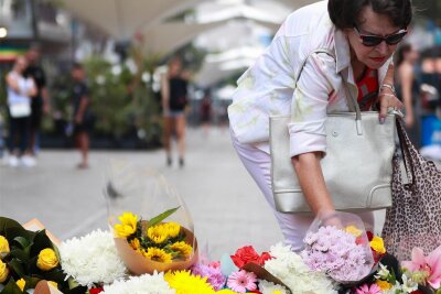 Amoklauf von Sydney: Hatte der Täter vor allem Frauen im Visier? - Menschen legen am Sonntag Blumen vor dem Tatort nieder.