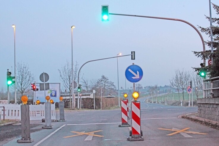 Ampel bremst Verkehr weiter aus - Viel Grün für wenig Autos: Blick aus der Kohlenstraße Richtung Lichtentanne auf die Kreuzung mit der Bundesstraße 173.