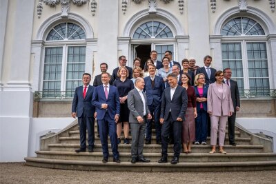 Ampel-Koalition will künftig mit Schalldämpfer regieren - Familienfoto vom Bundeskabinett mit Kanzler Olaf Scholz (vorn in der Mitte) auf der Schlosstreppe. Die Klausur fast zur Halbzeit der Regierungszeit ist beendet. 