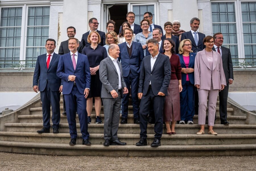 Ampel-Koalition will künftig mit Schalldämpfer regieren - Familienfoto vom Bundeskabinett mit Kanzler Olaf Scholz (vorn in der Mitte) auf der Schlosstreppe. Die Klausur fast zur Halbzeit der Regierungszeit ist beendet. 