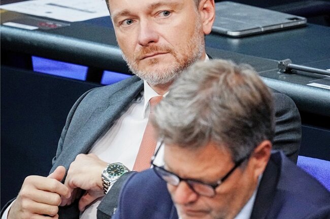 Ampel-Streit um die Gasumlage geht in eine neue Runde - Prüfung der Gasumlage oder nicht? Christian Lindner (hinten) und Robert Habeck sind unterschiedlicher Meinung. 