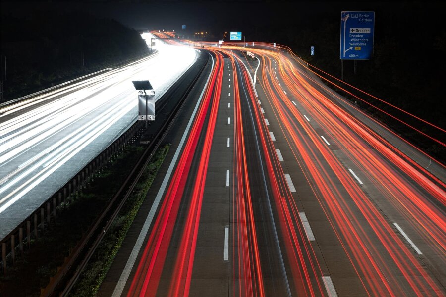 Ampel will mehr Tempo bei Verkehrsprojekten ermöglichen - Autos sind in der Dunkelheit auf der A 4 bei Dresden unterwegs. Für den Abschnitt zwischen dem Dreieck Nossen und der Grenze zu Polen sollen schnellere Planungen nötig werden. 