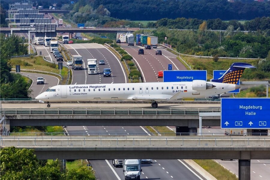 Ein Bombardier-Flugzeug überquert am Flughafen Leipzig/Halle die Straße. Auch beim Verkehr wird es an die klimaschädlichen Subventionen gehen müssen. 