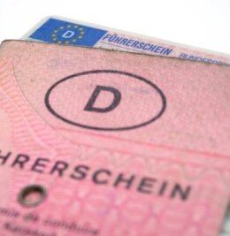 Amt vereinfacht Antragstellung - Alt gegen neu: Die Fahrerlaubnisbehörde in Döbeln nimmt für den Pflichtumtausch von Führerscheinen Antragsformulare jetzt auch per Post entgegen.