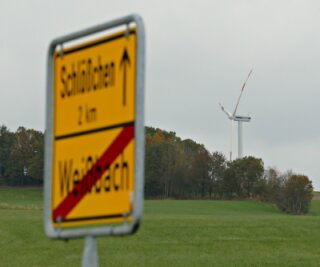 Amtsberg lehnt Windkraftanlagen ab - Nahe der Weißbacher Ortsgrenze stehen bereits Windräder, wenn man gen Gornau blickt. Geht es nach der Gemeinde, dann kommen keine weiteren derartigen Anlagen dazu, denn das Potenzialgebiet auf der Anhöhe in Richtung Gelenau erfülle die nötigen Voraussetzungen nicht. 