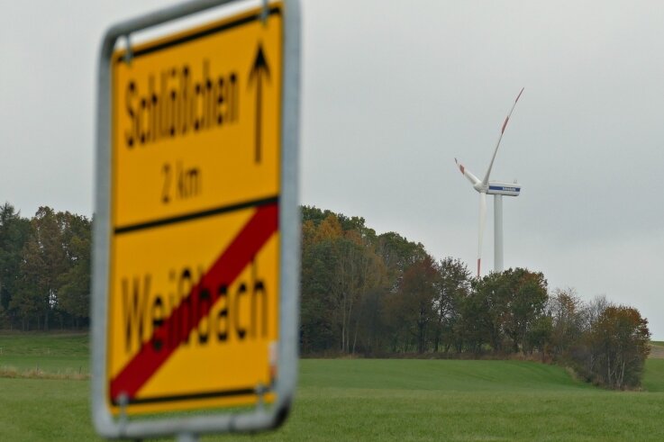 Amtsberg lehnt Windkraftanlagen ab - Nahe der Weißbacher Ortsgrenze stehen bereits Windräder, wenn man gen Gornau blickt. Geht es nach der Gemeinde, dann kommen keine weiteren derartigen Anlagen dazu, denn das Potenzialgebiet auf der Anhöhe in Richtung Gelenau erfülle die nötigen Voraussetzungen nicht. 