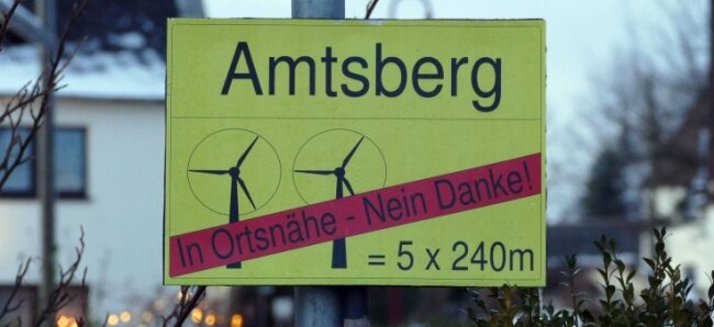 In Amtsberg hängen auch in der Weihnachtszeit Plakate der Bürgerinitiative, die 1300 Unterschriften gegen den Windpark gesammelt hat. 