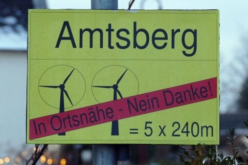 Amtsberg lehnt Windpark trotz finanzieller Vorteile ab - In Amtsberg hängen auch in der Weihnachtszeit Plakate der Bürgerinitiative, die 1300 Unterschriften gegen den Windpark gesammelt hat. 