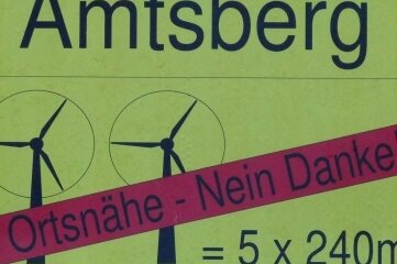 In Amtsberg hängen auch in der Weihnachtszeit Plakate der Bürgerinitiative, die 1300 Unterschriften gegen den Windpark gesammelt hat. 