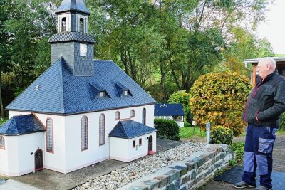 Amtsberger Miniaturenanlage Mini-Weißbach geht nicht mehr schlafen - Stolz blickt Günter Müller auf die Kirche, die er und Hartmut Lehmann umfangreich saniert haben. Mit dem Aufstellen dieses Nachbaus im Maßstab 1:10 begann 2004 die Geschichte von "Mini-Weißbach". 
