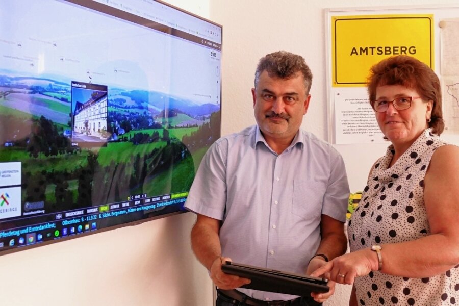 Gemeindemitarbeiterin Manuela Walter und Bürgermeister Sylvio Krause haben sich darum gekümmert, die Amtsberger Panoramakamera mit zahlreichen Informationen zu touristischen Zielen zu "füttern". 