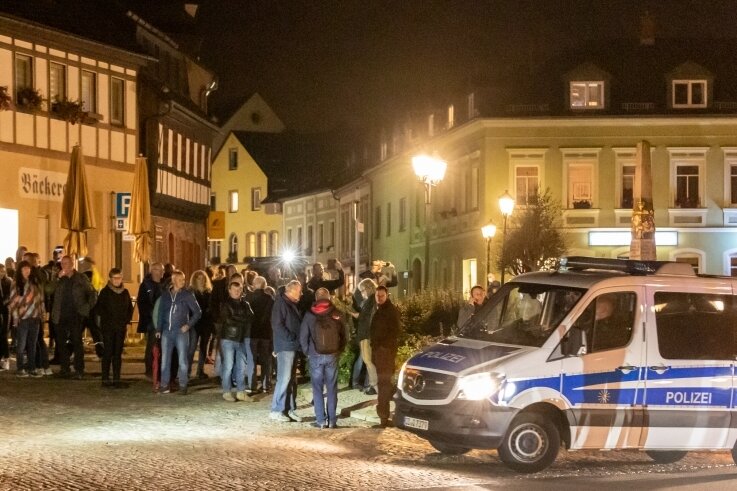 Erneut haben sich am Montag in Zwönitz Menschen versammelt, die dann durch die Bergstadt zogen. 