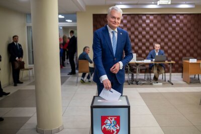Amtsinhaber Nauseda gewinnt Präsidentenwahl in Litauen klar - Der litauische Präsidentschaftskandidat Gitanas Nauseda während seiner Stimmabgabe in einem Wahllokal.