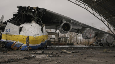 Ein ukrainischer Soldat geht an der Antonow An-225 "Mrija" vorbei, die bei Kämpfen zwischen russischen und ukrainischen Truppen auf dem Flughafen Hostomel weitgehend zerstört wurde.