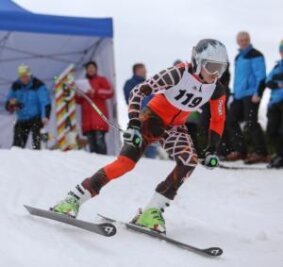 An der Augustusburg startet die Skisaison - Ab sofort können sich wieder Wintersportbegeisterte, wie dieser Teilnehmer des Jugend-Riesenslaloms des vergangenen Winters, auf dem Skihang Rosts Wiesen tummeln.